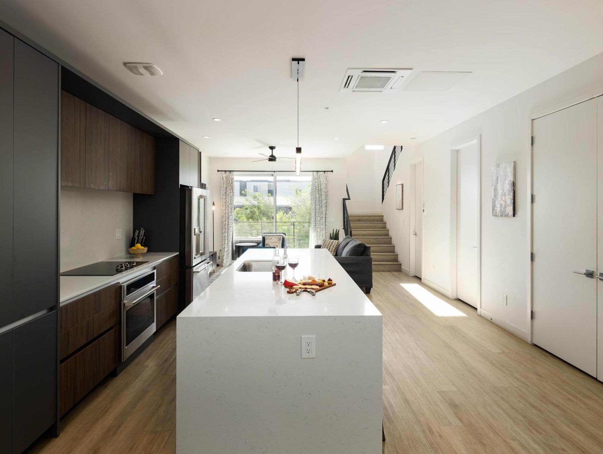 Apache - 4 Units - Hot Tub - Heart Of Old Town